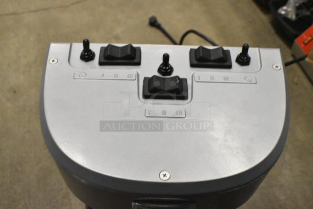 BRAND NEW SCRATCH AND DENT! Hamilton Beach HMD400R Triple Spindle Drink Mixer. 120 Volts, 1 Phase. Tested and Working! - Image 5 of 6