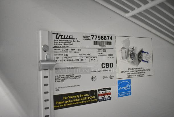 True GDM-49F-HC Metal Commercial 2 Door Reach In Freezer Merchandiser w/ Poly Coated Racks. 115/208-230 Volts, 1 Phase. Tested and Working! - Image 5 of 5