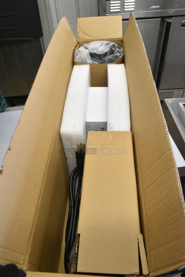 BRAND NEW SCRATCH AND DENT! Avantco 177HL24BK 24" Black Single Arm Bulb Warmer Flexible Heat Lamp. 120 Volts, 1 Phase. - Image 3 of 4