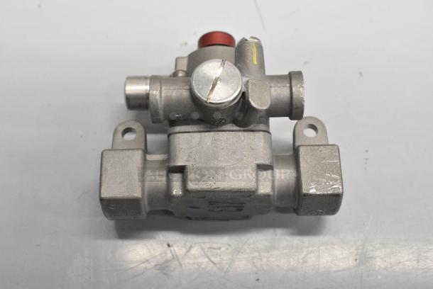 2 BRAND NEW SCRATCH AND DENT! 683TS11J221110 Robertshaw TS11J-2211-1-0 Safety Valve; 3/8" NPT; Gas In / Out: 3/8"; Pilot In / Out: 3/16". 2 Times Your Bid! - Image 1 of 10
