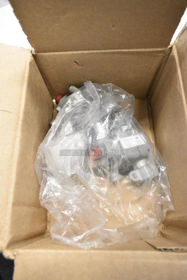 2 BRAND NEW SCRATCH AND DENT! 683TS11J221110 Robertshaw TS11J-2211-1-0 Safety Valve; 3/8" NPT; Gas In / Out: 3/8"; Pilot In / Out: 3/16". 2 Times Your Bid! - Image 2 of 10