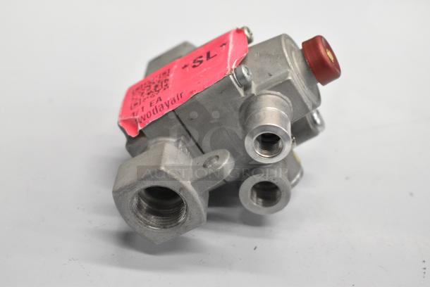 2 BRAND NEW SCRATCH AND DENT! 683TS11J221110 Robertshaw TS11J-2211-1-0 Safety Valve; 3/8" NPT; Gas In / Out: 3/8"; Pilot In / Out: 3/16". 2 Times Your Bid! - Image 5 of 10