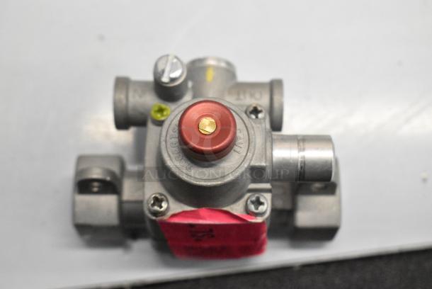 2 BRAND NEW SCRATCH AND DENT! 683TS11J221110 Robertshaw TS11J-2211-1-0 Safety Valve; 3/8" NPT; Gas In / Out: 3/8"; Pilot In / Out: 3/16". 2 Times Your Bid! - Image 6 of 10