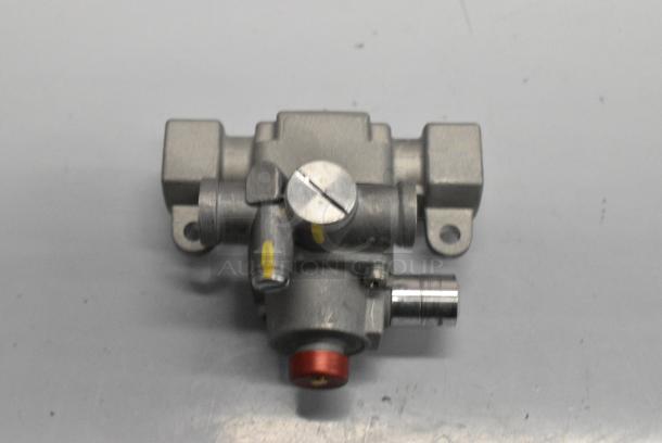 2 BRAND NEW SCRATCH AND DENT! 683TS11J221110 Robertshaw TS11J-2211-1-0 Safety Valve; 3/8" NPT; Gas In / Out: 3/8"; Pilot In / Out: 3/16". 2 Times Your Bid! - Image 7 of 10