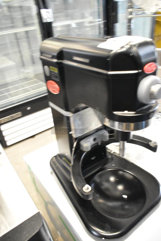 BRAND NEW SCRATCH AND DENT! Avantco 177MIX8BK Black 8 Qt. Bowl Lift Countertop Mixer w/ Mixing Bowl, Poly Bowl Guard, Dough Hook, Paddle and Whisk Attachments. 120 Volts, 1 Phase. Tested and Working! - Image 4 of 10