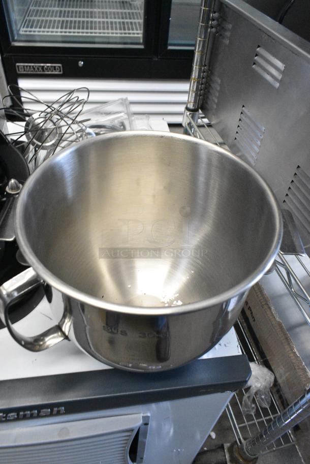 BRAND NEW SCRATCH AND DENT! Avantco 177MIX8BK Black 8 Qt. Bowl Lift Countertop Mixer w/ Mixing Bowl, Poly Bowl Guard, Dough Hook, Paddle and Whisk Attachments. 120 Volts, 1 Phase. Tested and Working! - Image 5 of 10