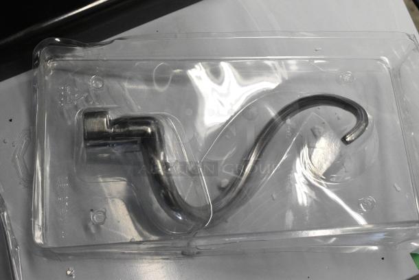 BRAND NEW SCRATCH AND DENT! Avantco 177MIX8BK Black 8 Qt. Bowl Lift Countertop Mixer w/ Mixing Bowl, Poly Bowl Guard, Dough Hook, Paddle and Whisk Attachments. 120 Volts, 1 Phase. Tested and Working! - Image 10 of 10