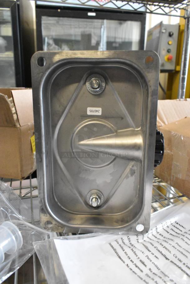 BRAND NEW SCRATCH AND DENT! Backyard Pro Butcher Series 554BSSS5V SS-5V 5 lb. Vertical Manual Sausage Stuffer - Image 9 of 9
