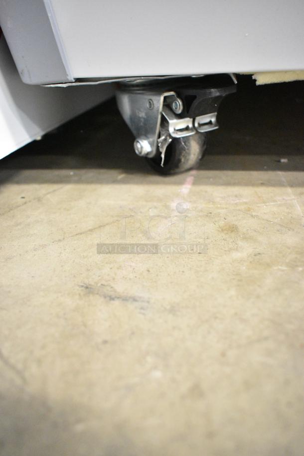BRAND NEW SCRATCH AND DENT! Avantco 360ADC8N ADC-8-N 49" Customizable Ice Cream Dipping Cabinet w/ Poly Baskets and Bucket Lids on Commercial Casters. 115 Volts, 1 Phase. Tested and Working! - Image 3 of 8