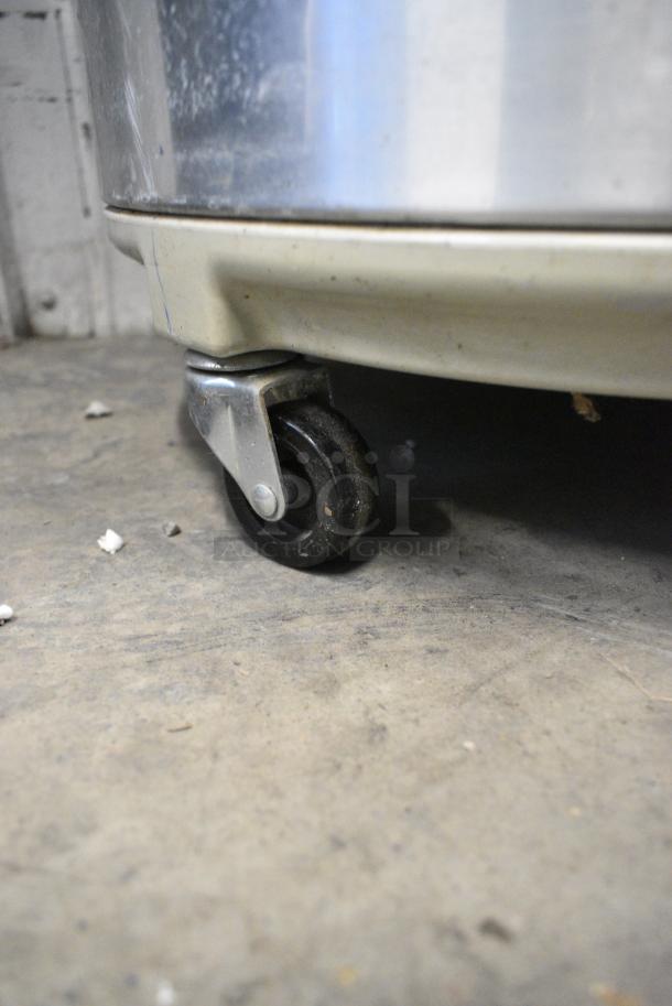 Gorenje VKR0618 Metal Cooler Merchandiser on Commercial Casters. 115 Volts, 1 Phase. Tested and Working! - Image 3 of 6