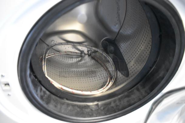 BRAND NEW SCRATCH AND DENT! 2024 Speed Queen Alliance SFNNCASP116TW01 Quantum Gold Pro FV6010WN 3.42 cu. ft. 27" Front Load Commercial Washer with Front Control - Coin Operated - Image 5 of 8