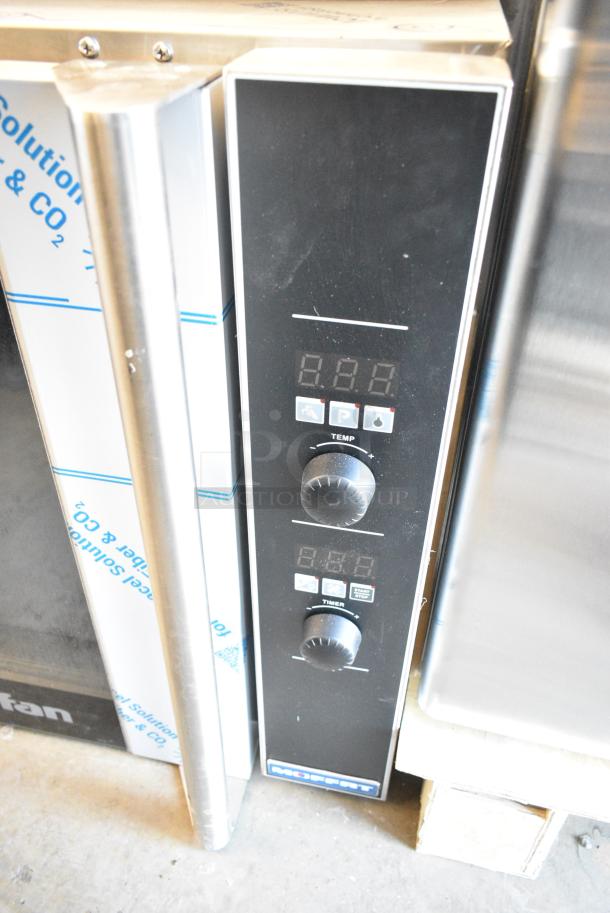 BRAND NEW SCRATCH AND DENT! Moffat Turbofan Stainless Steel Commercial Half Size Convection Oven. 208-240 Volts, 1 Phase. - Image 3 of 7