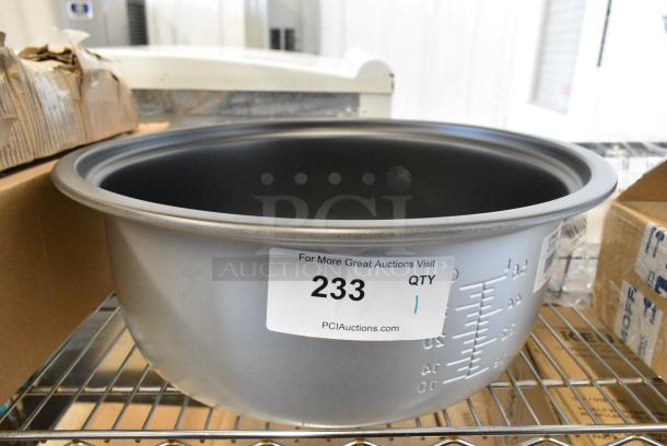 BRAND NEW SCRATCH AND DENT! Avantco 177RCA60POT 60 Cup (30 Cup Raw) Non-Stick Pot for RCA60 Electric Rice Cooker / Warmer - Image 1 of 3