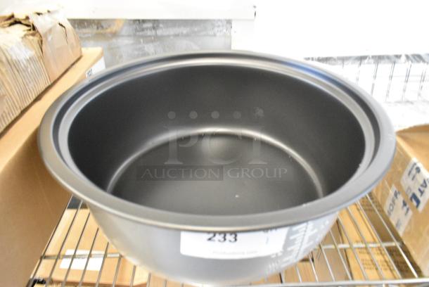 BRAND NEW SCRATCH AND DENT! Avantco 177RCA60POT 60 Cup (30 Cup Raw) Non-Stick Pot for RCA60 Electric Rice Cooker / Warmer - Image 2 of 3