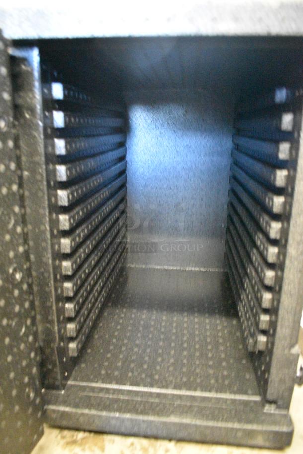 BRAND NEW SCRATCH AND DENT! Cambro FCKWFREE Black Insulated Food Carrying Catering Case. - Image 2 of 3