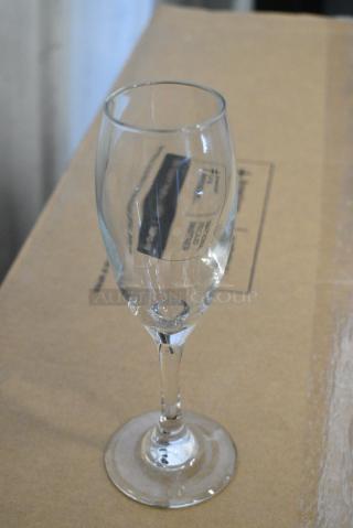 BRAND NEW SCRATCH AND DENT! Box of 12 Libbey 3996 Teardrop 5.75 oz. Customizable Flute Glass.