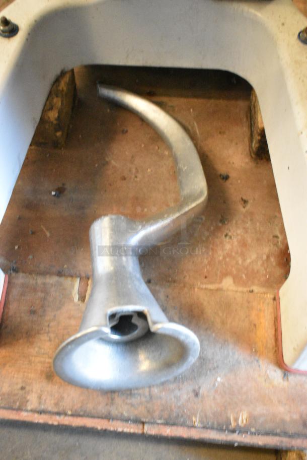 HL-B30M Metal 25 Quart Planetary Dough Mixer w/ Poly Bowl Guard and Dough Hook Attachment. 110 Volts, 1 Phase. Tested and Working! - Image 3 of 7