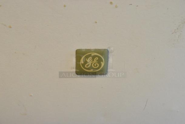 General Electric GE FCM7SUHWW Metal Commercial Chest Freezer w/ Hinge Lid. 115 Volts, 1 Phase. Tested and Working! - Image 2 of 5