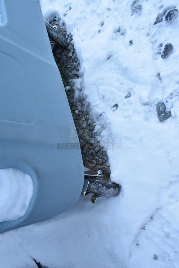 BRAND NEW SCRATCH AND DENT! Metro PCD1 Poly Dish Cart on Commercial Casters. - Image 3 of 3