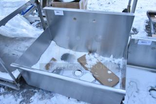 BRAND NEW SCRATCH AND DENT! Stainless Steel Single Bay Sink. No Legs.