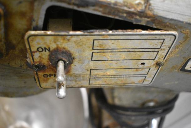 Hobart A200 Metal Commercial Countertop 20 Quart Planetary Dough Mixer w/ Mixing Bowl. 120 Volts, 1 Phase. Cannot Test - Bowl Lift Is Broken - Image 5 of 6