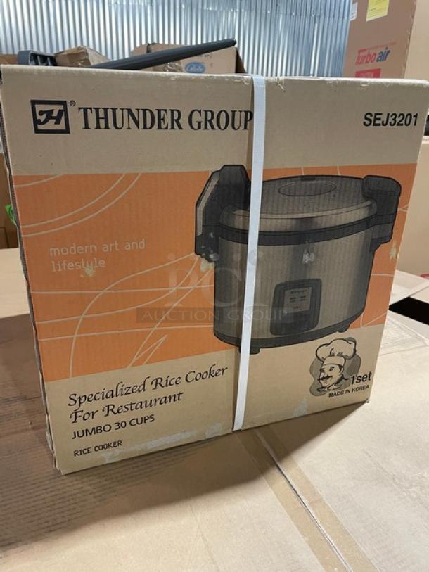 BRAND NEW! IN THE BOX! Thunder Group Commercial Stainless Steel Electric Powered Countertop 30-Cup Rice Cooker/Warmer! With Hinged Lid & Digital Controls! Model: SEJ3201 SN: 2208AME0776! 120V 1 Phase! - Image 5 of 12