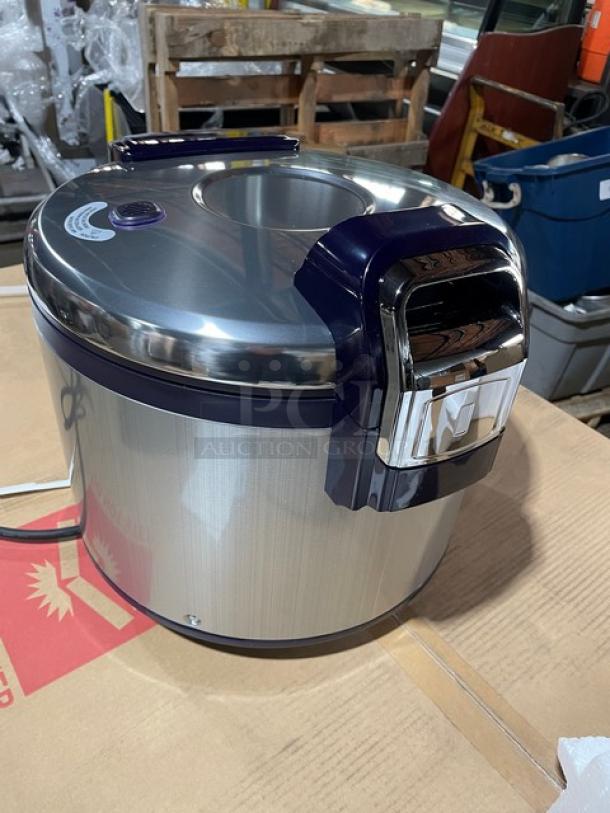 BRAND NEW! IN THE BOX! Thunder Group Commercial Stainless Steel Electric Powered Countertop 30-Cup Rice Cooker/Warmer! With Hinged Lid & Digital Controls! Model: SEJ3201 SN: 2208AME0776! 120V 1 Phase! - Image 6 of 12