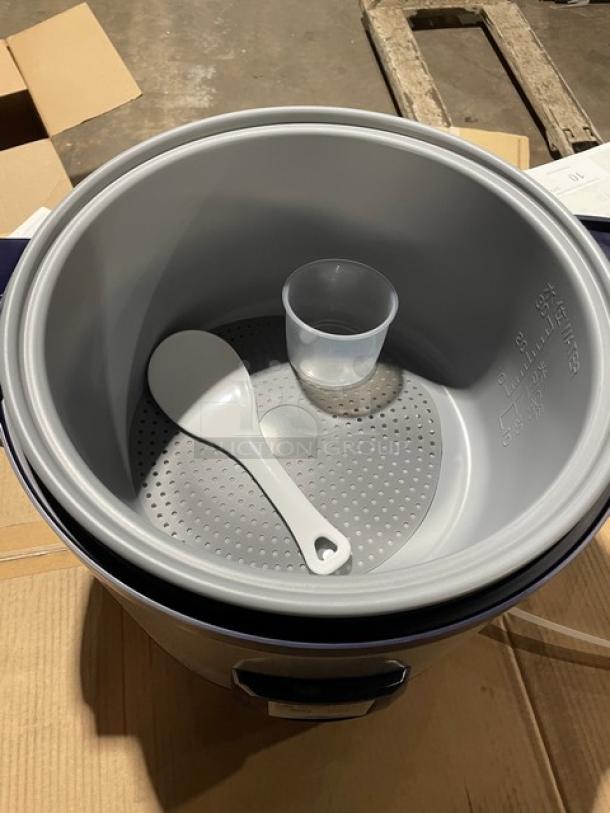 BRAND NEW! IN THE BOX! Thunder Group Commercial Stainless Steel Electric Powered Countertop 30-Cup Rice Cooker/Warmer! With Hinged Lid & Digital Controls! Model: SEJ3201 SN: 2208AME0776! 120V 1 Phase! - Image 10 of 12