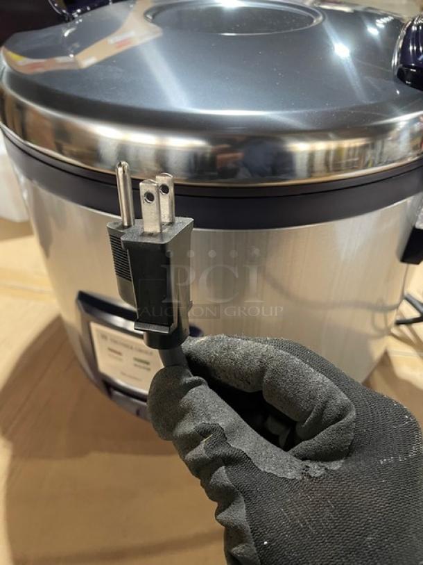 BRAND NEW! IN THE BOX! Thunder Group Commercial Stainless Steel Electric Powered Countertop 30-Cup Rice Cooker/Warmer! With Hinged Lid & Digital Controls! Model: SEJ3201 SN: 2208AME0776! 120V 1 Phase! - Image 12 of 12