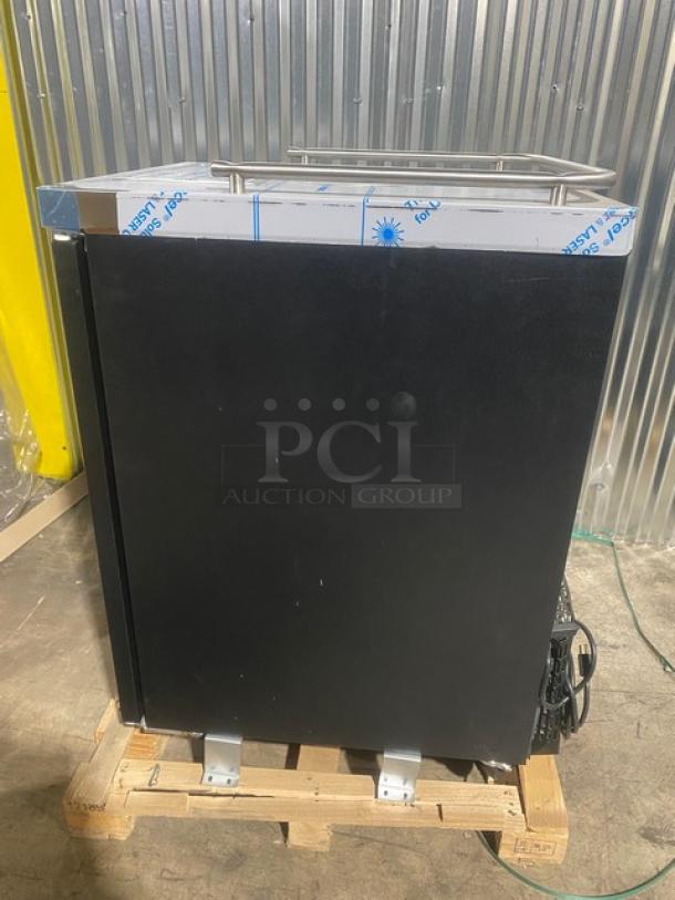NEW! SCRATCH-N-DENT! Asber Commercial Black Vinyl Refrigerated Single Door Direct Draw Kegerator! With New In The Box Single Tap Tower! With Lock & Keys! Model: ADDC23 SN: 8101848507! 115V 1 Phase! On Casters! - Image 2 of 12