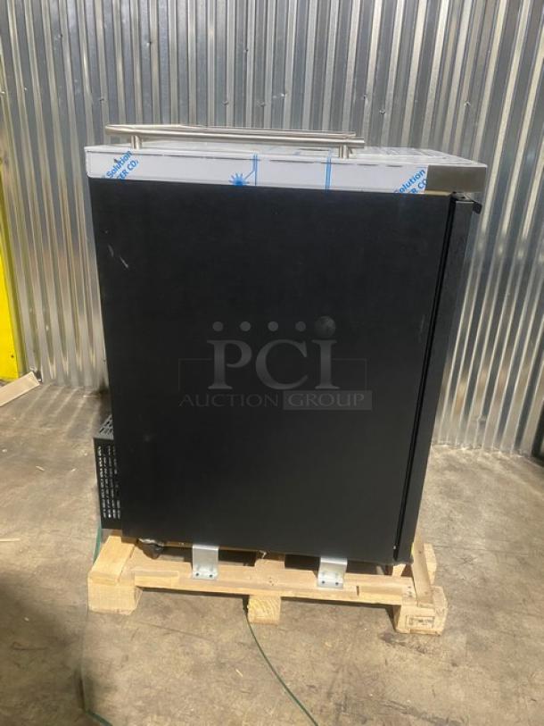 NEW! SCRATCH-N-DENT! Asber Commercial Black Vinyl Refrigerated Single Door Direct Draw Kegerator! With New In The Box Single Tap Tower! With Lock & Keys! Model: ADDC23 SN: 8101848507! 115V 1 Phase! On Casters! - Image 4 of 12