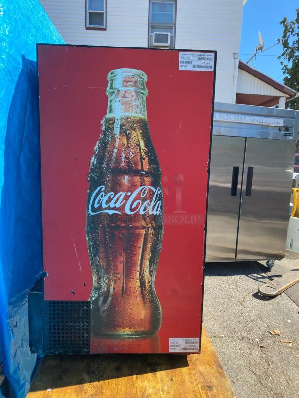 True GDM-09-SQ-HC-LD 36" Coca-Cola Countertop Refrigerator w/ Front Access - Sliding Doors, Black, 115v - Image 2 of 5