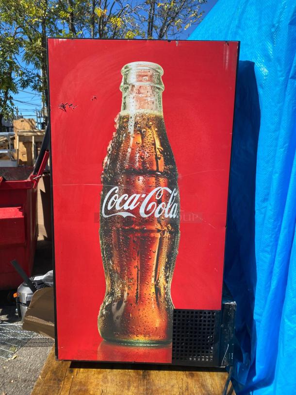 True GDM-09-SQ-HC-LD 36" Coca-Cola Countertop Refrigerator w/ Front Access - Sliding Doors, Black, 115v - Image 3 of 5