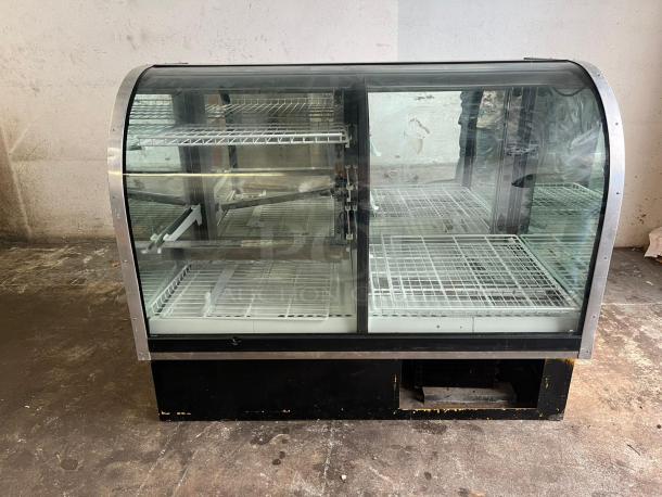 Bakery Case With Curved Glass & Refrigerated in Black - Image 3 of 7