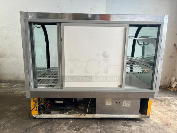 Bakery Case With Curved Glass & Refrigerated in Black - Image 5 of 7