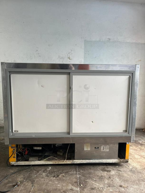 Bakery Case With Curved Glass & Refrigerated in Black - Image 6 of 7