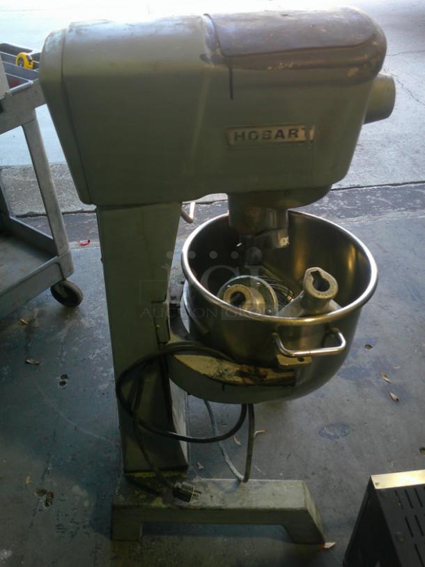 Nice Hobart D300 30 Quart Dough Bakery Pizza Mixer 115V 3/4 HP WITH ATTACHMENTS - Image 1 of 6