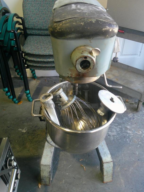 Nice Hobart D300 30 Quart Dough Bakery Pizza Mixer 115V 3/4 HP WITH ATTACHMENTS - Image 2 of 6