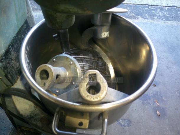 Nice Hobart D300 30 Quart Dough Bakery Pizza Mixer 115V 3/4 HP WITH ATTACHMENTS - Image 4 of 6