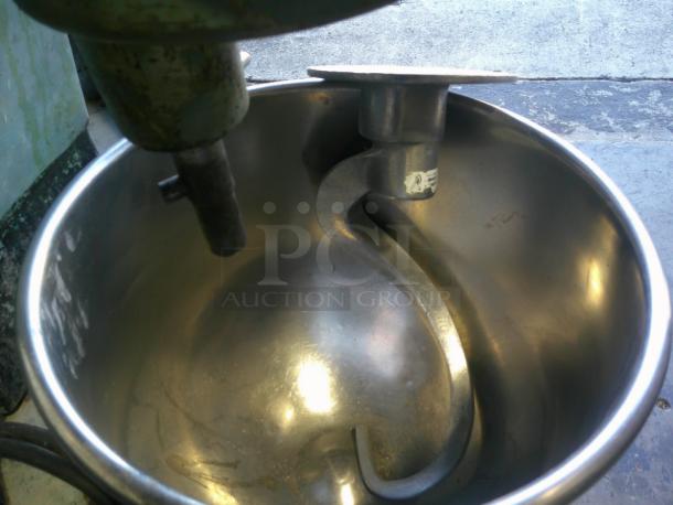 Nice Hobart D300 30 Quart Dough Bakery Pizza Mixer 115V 3/4 HP WITH ATTACHMENTS - Image 5 of 6