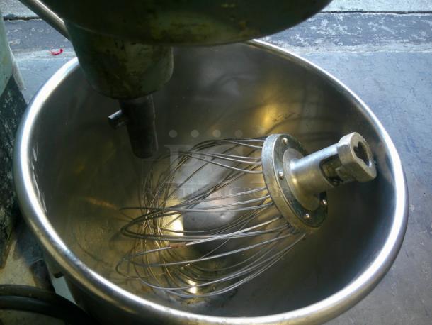 Nice Hobart D300 30 Quart Dough Bakery Pizza Mixer 115V 3/4 HP WITH ATTACHMENTS - Image 6 of 6