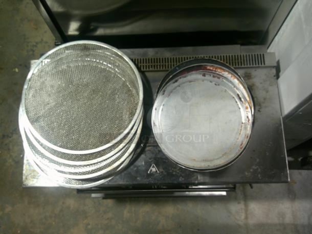 NICE Countertop Pizza Oven With Pans Included! Trays slide out, nice compact oven! - Image 2 of 7