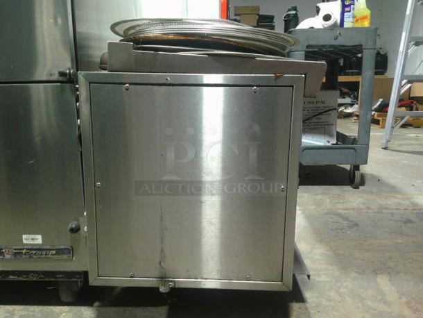 NICE Countertop Pizza Oven With Pans Included! Trays slide out, nice compact oven! - Image 3 of 7