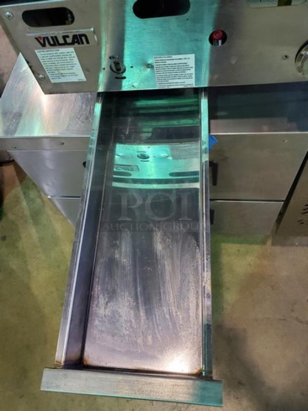 Vulcan MSA24-101 24" Countertop Natural Gas Griddle. One Knob needs repaired (Shown in pictures) - Image 3 of 9