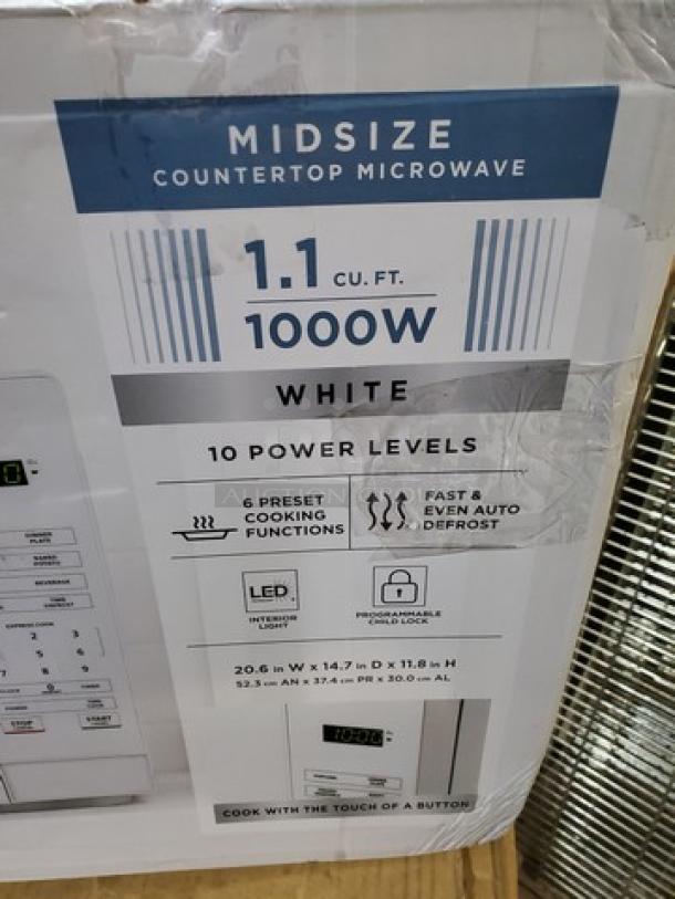 Vissani Midsize Countertop Microwave. Still in box! - Image 2 of 2
