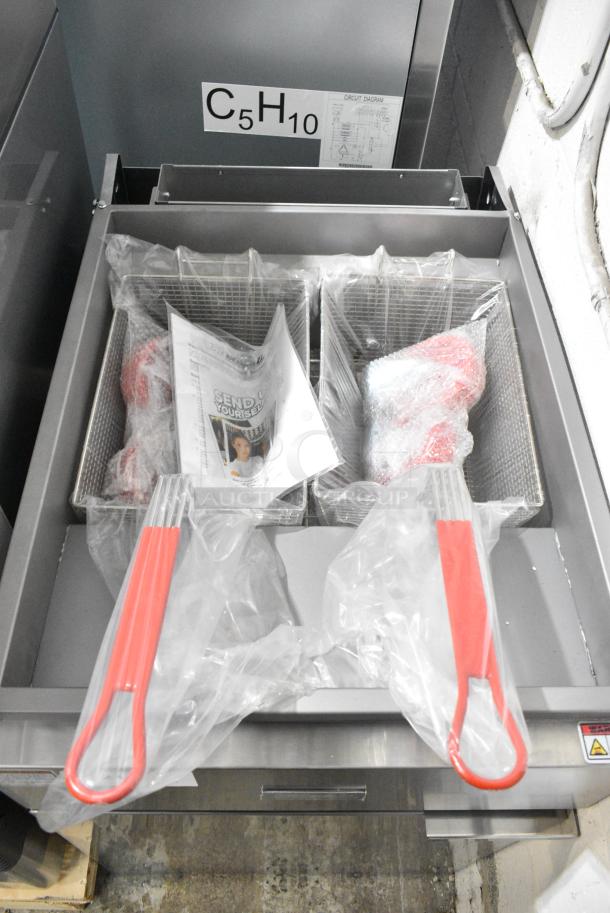 BRAND NEW SCRATCH AND DENT! 2024 Migali C-F75-LP Stainless Steel Commercial Propane Gas Powered 75 Pound Capacity Deep Fat Fryer w/ 2 Metal Fry Baskets. 150,000 BTU. Serial C-F75-LP2404150010. - Image 4 of 10