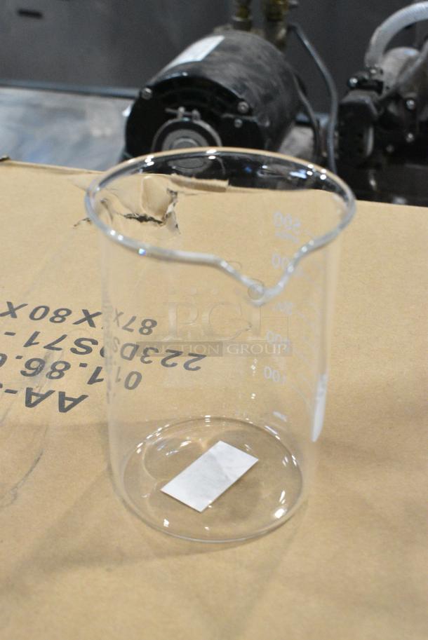 4 BRAND NEW SCRATCH AND DENT! GBE17 American Metalcraft GBE17 Chemistry Collection 17 oz. (500 mL) Beaker Glass. 4 Times Your Bid! - Image 1 of 5