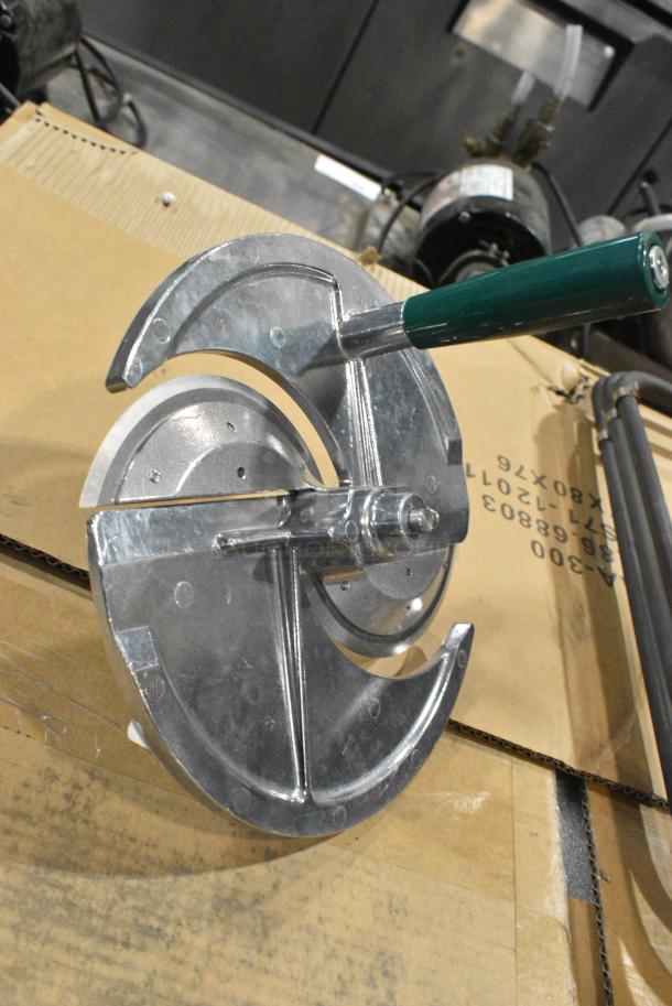2 BRAND NEW SCRATCH AND DENT! Items Including Avantco 178COUPLER Talos 1022704 "D" System Beer Keg Coupler and Metal Vegetable Slicer Blade. 2 Times Your Bid! - Image 9 of 9