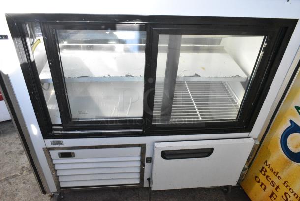 2020 Leader SDL48SC Metal Commercial Deli Display Case Merchandiser w/ Top Dry Display Case on Commercial Casters. 115 Volts, 1 Phase. Tested and Powers On But Does Not Get Cold - Image 4 of 9
