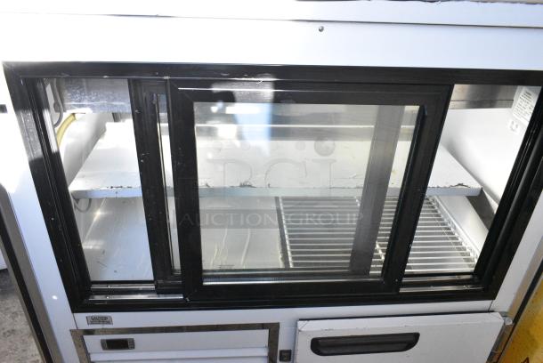 2020 Leader SDL48SC Metal Commercial Deli Display Case Merchandiser w/ Top Dry Display Case on Commercial Casters. 115 Volts, 1 Phase. Tested and Powers On But Does Not Get Cold - Image 5 of 9